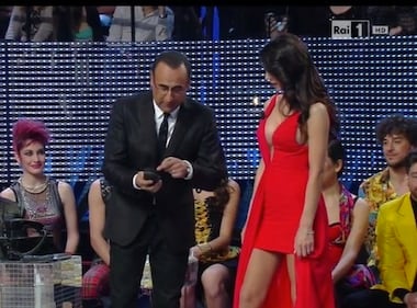 Anna Tatangelo, décolleté esplosivo  ​per "I Migliori Anni" su Rai Uno 2