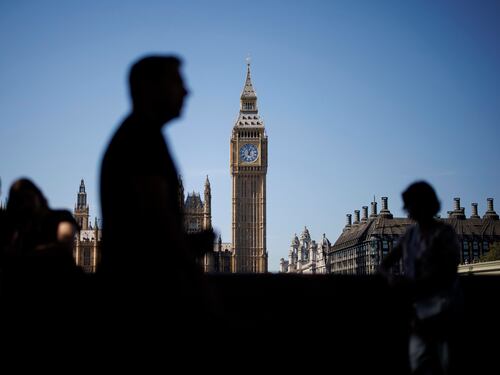 Spie cinesi a Londra, l'allarme degli 007: "Parlamento compromesso"