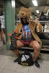 In metro senza pantaloni. È il No Pants Subway Ride 16