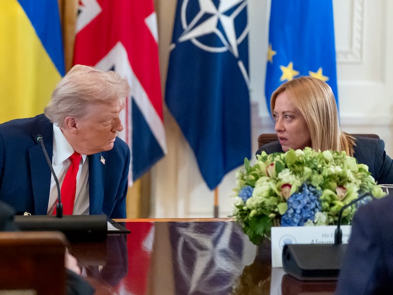 Alleata, non sottomessa. Così l’Italia di Giorgia davanti al mondo Maga. Due anni di alti e bassi