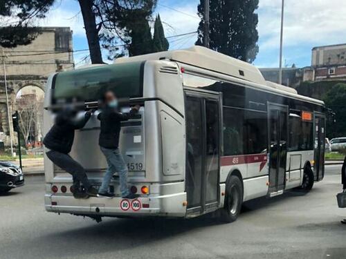 Per non pagare il biglietto a Roma si viaggia così...