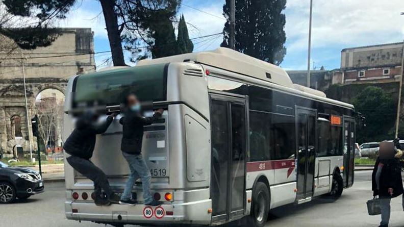 Per non pagare il biglietto a Roma si viaggia così...