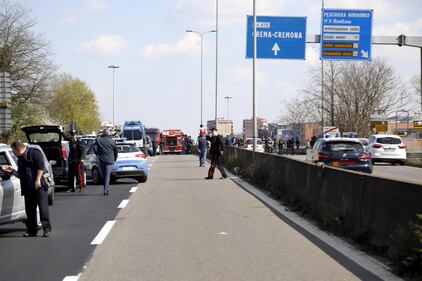 Dà fuoco a un autobus nel milanese: il rogo in strada 2