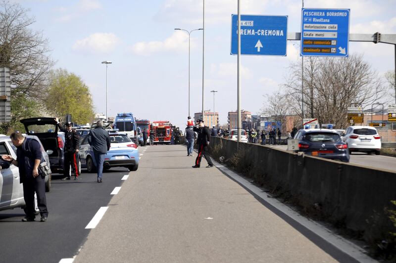 Dà fuoco a un autobus nel milanese: il rogo in strada 2