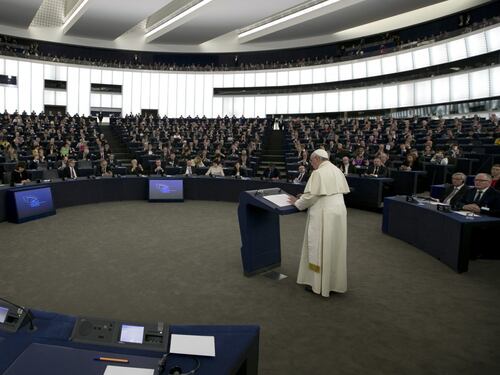Papa Francesco all'Europarlamento. "Gli ideali oscurati dalla burocrazia"