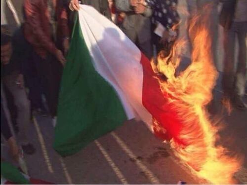In Libia brucia ancora il Tricolore: è l'offensiva di Haftar contro l'Italia