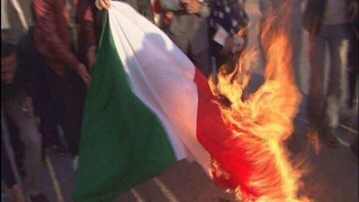 In Libia brucia ancora il Tricolore: è l'offensiva di Haftar contro l'Italia