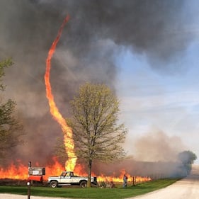 Lingua di fuoco verso il cielo, è il "firenado" 2