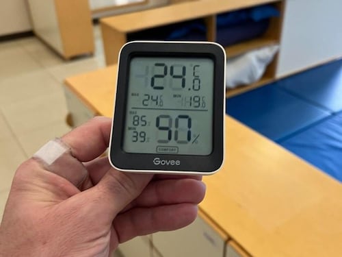 "Nell'aula consiliare temperature tropicali...". Ma a Milano ci sono i limiti per l'inquinamento