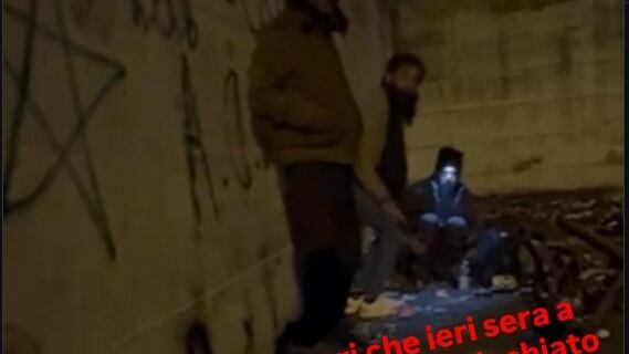La troupe Rai fa un servizio sul marocchino ucciso, giornalisti aggrediti dai pusher