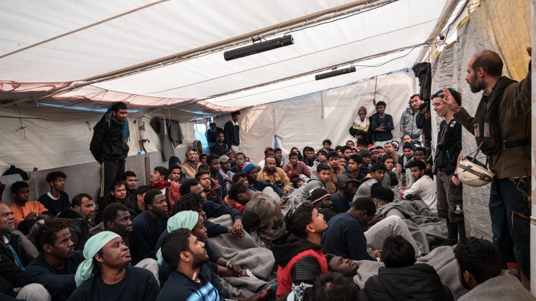 Altro che navi in quarantena: 194 migranti verso Messina