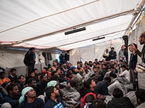 Altro che navi in quarantena: 194 migranti verso Messina