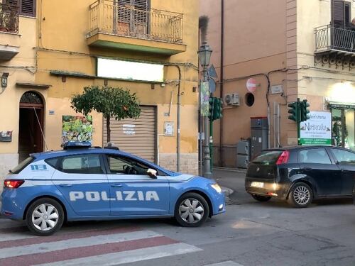 Maestra trovata morta in casa. La figlia 17enne: "L'ho uccisa io"