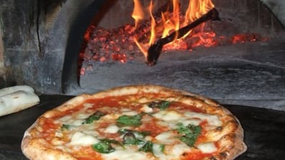 Chiama la polizia e ordina una pizza Così si salva dal fidanzato violento