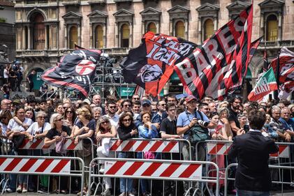 L'amore rossonero per l'ultimo saluto a Berlusconi 7