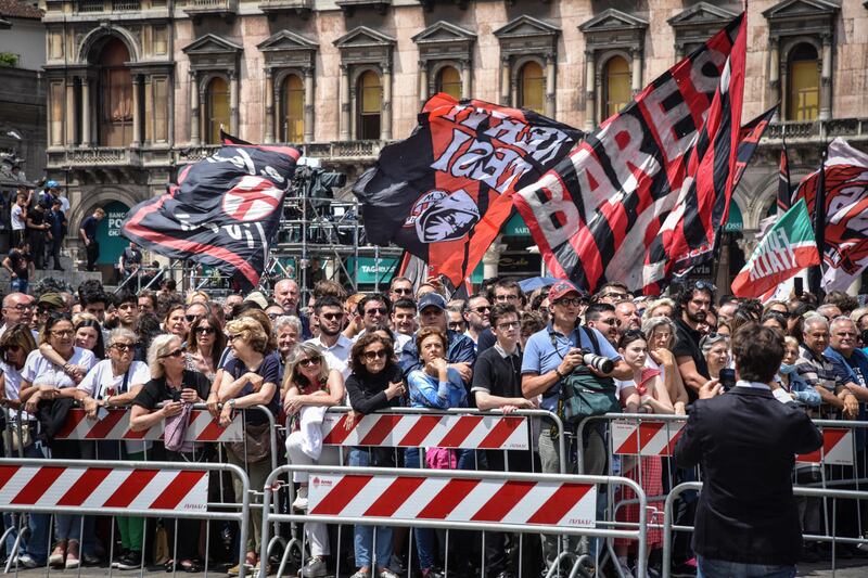 L'amore rossonero per l'ultimo saluto a Berlusconi 7