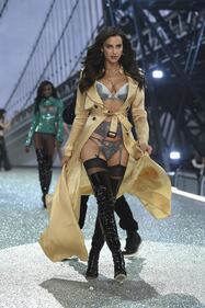 Irina Shayk hot per gli auguri di Natale 3