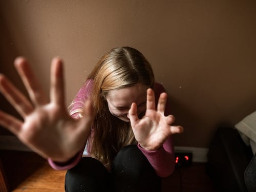Stuprata a 15 anni, la chat tra gli indagati: "Siamo nei guai, mandala via"