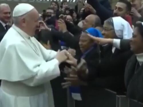 Il Papa scherza con una suora africana: "Ma tu non mordere"