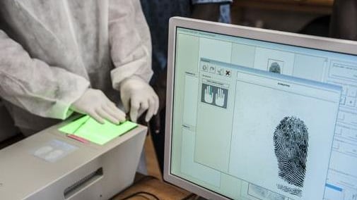 "Prendere le impronte agli immigrati anche con l'uso della forza"
