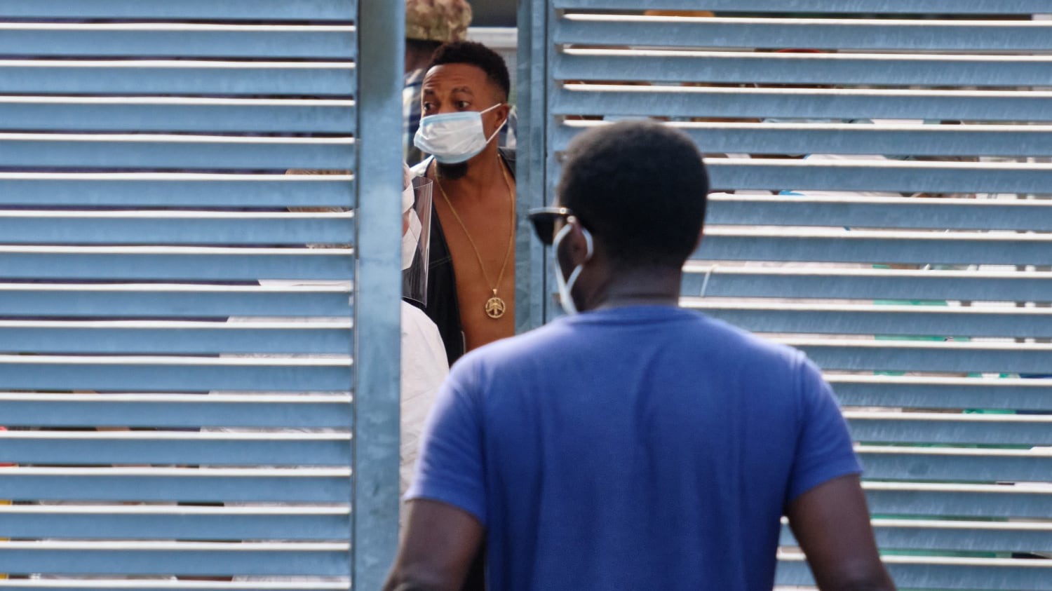 La fuga dei migranti positivi. E scatta il panico in strada