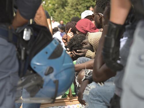 "Siamo disarmati". A Milano esplode la rabbia dei poliziotti
