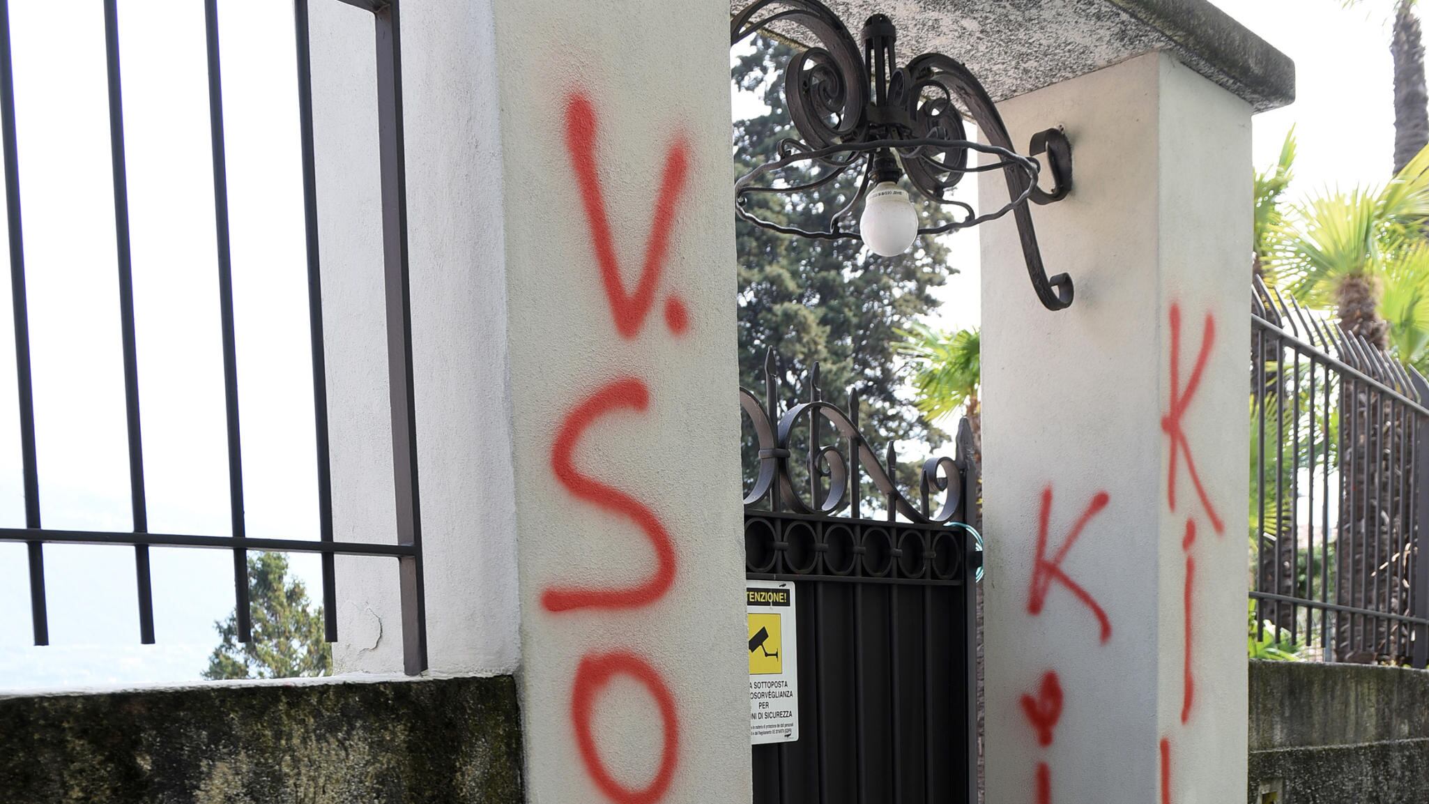 Fiamme e scritte, raid nelle ville dell'oligarca a Como