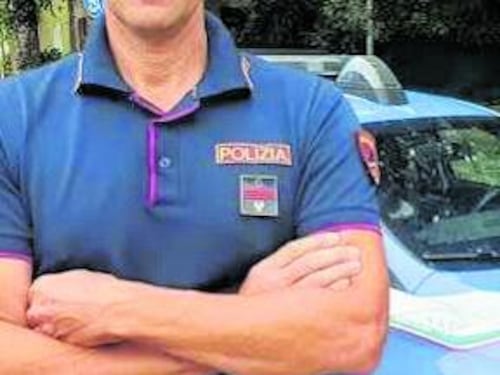 Fingono di aiutare una mamma poi la rapinano: due in manette