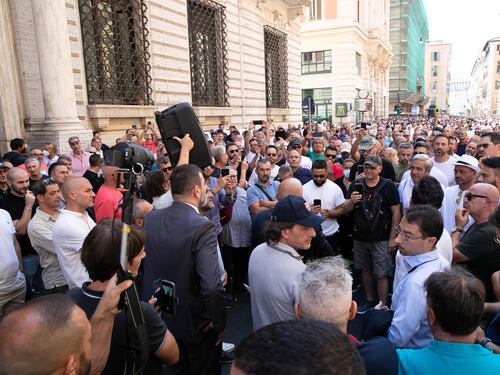 "Petardi e fumogeni". Palazzo Chigi blindato per la protesta dei taxi