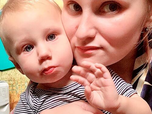 Lascia i figli da soli per andare a bere. E uno di loro muore di fame