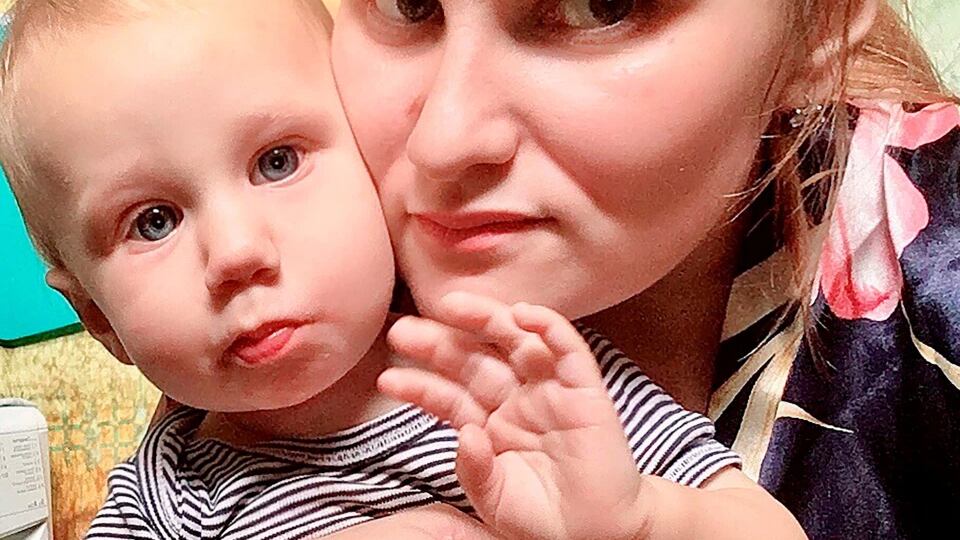 Lascia i figli da soli per andare a bere. E uno di loro muore di fame