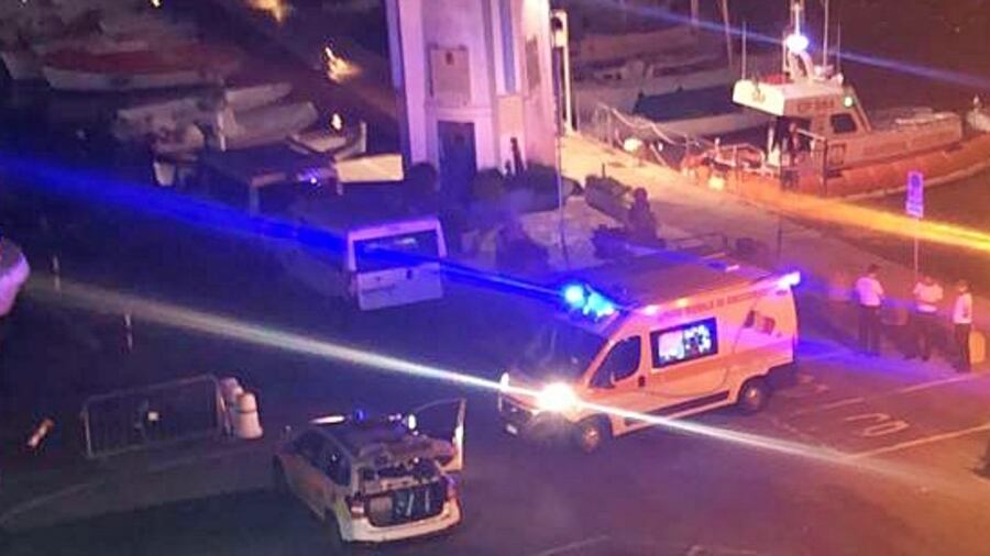 Donna nuota 700 metri per suicidarsi, salvata in extremis