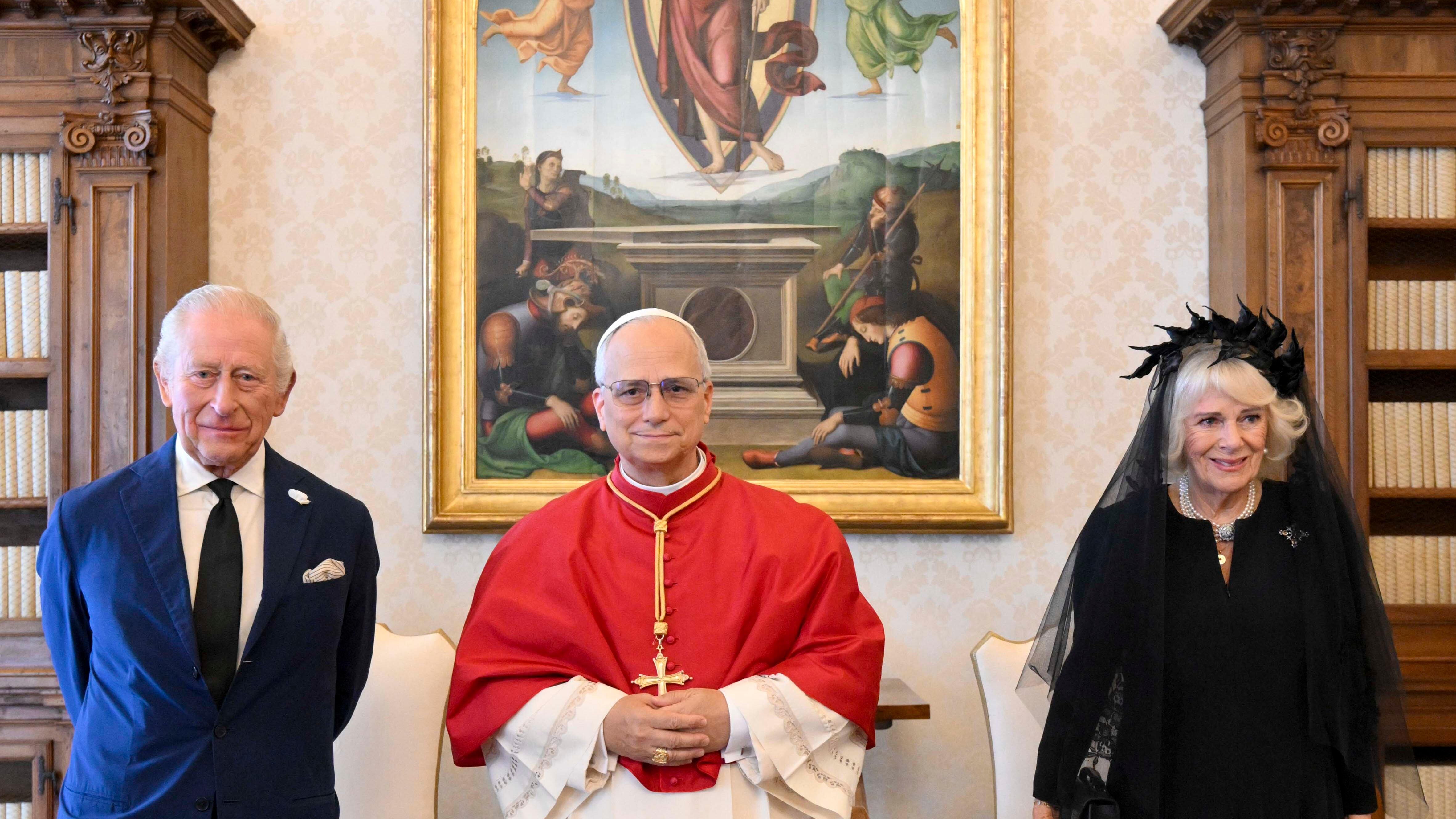 Re Carlo e Camilla in Vaticano: la preghiera in latino con il Papa dopo 500 anni