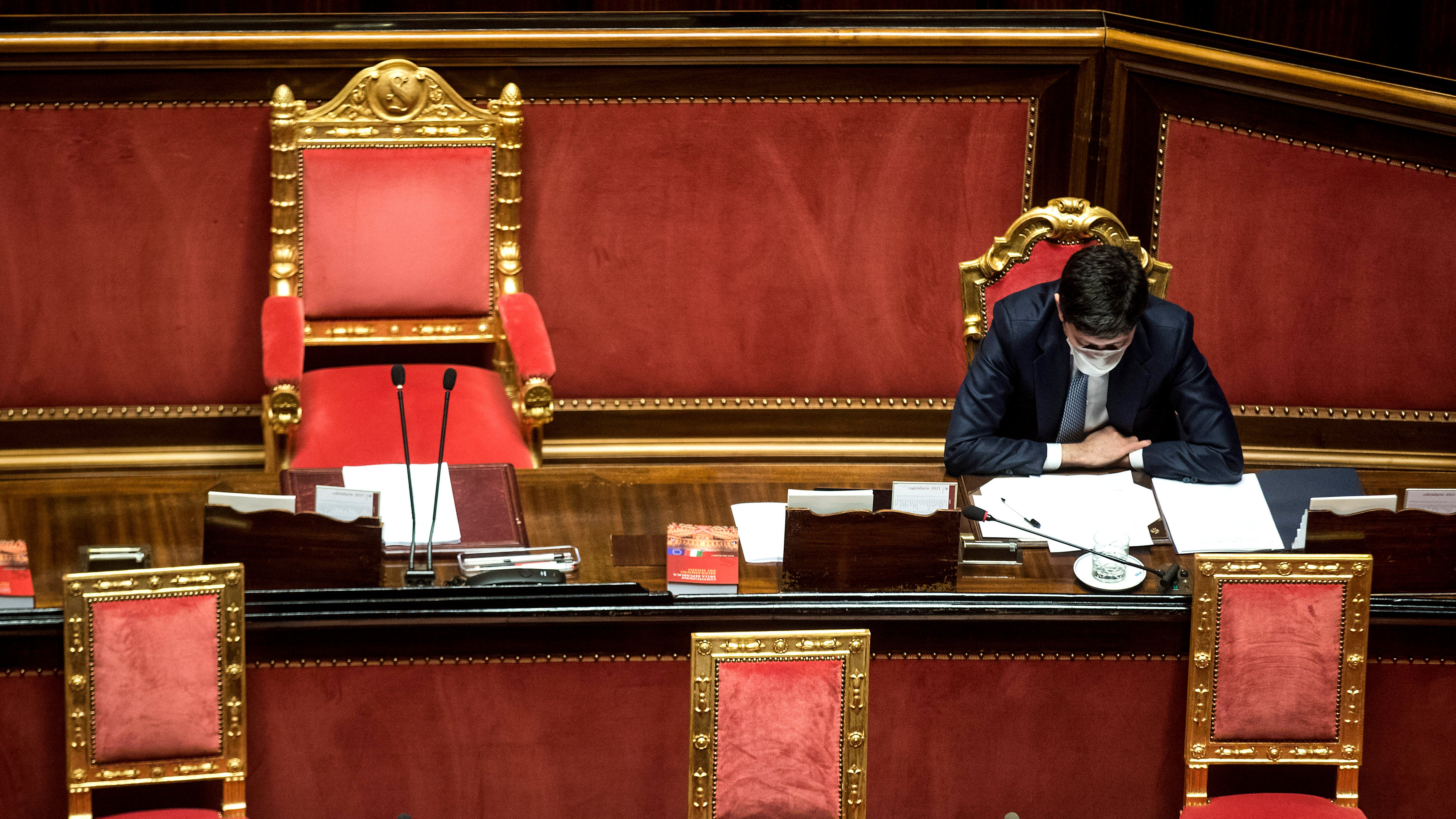 Speranza si autoassolve: "Non si gioca con il virus". E la maggioranza lo grazia