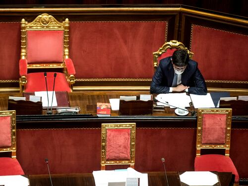 Speranza si autoassolve: "Non si gioca con il virus". E la maggioranza lo grazia
