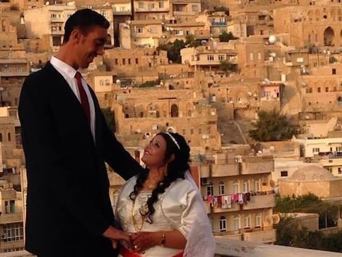 Sei metri di abito, si sposa l'uomo più alto del mondo