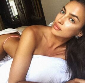 Irina Shayk: audace lato B su Instagram 6