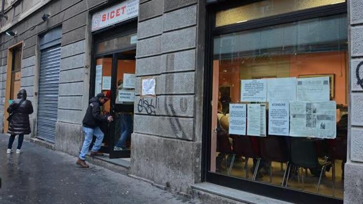 In coda dall'alba al sindacato sperando di trovare una casa