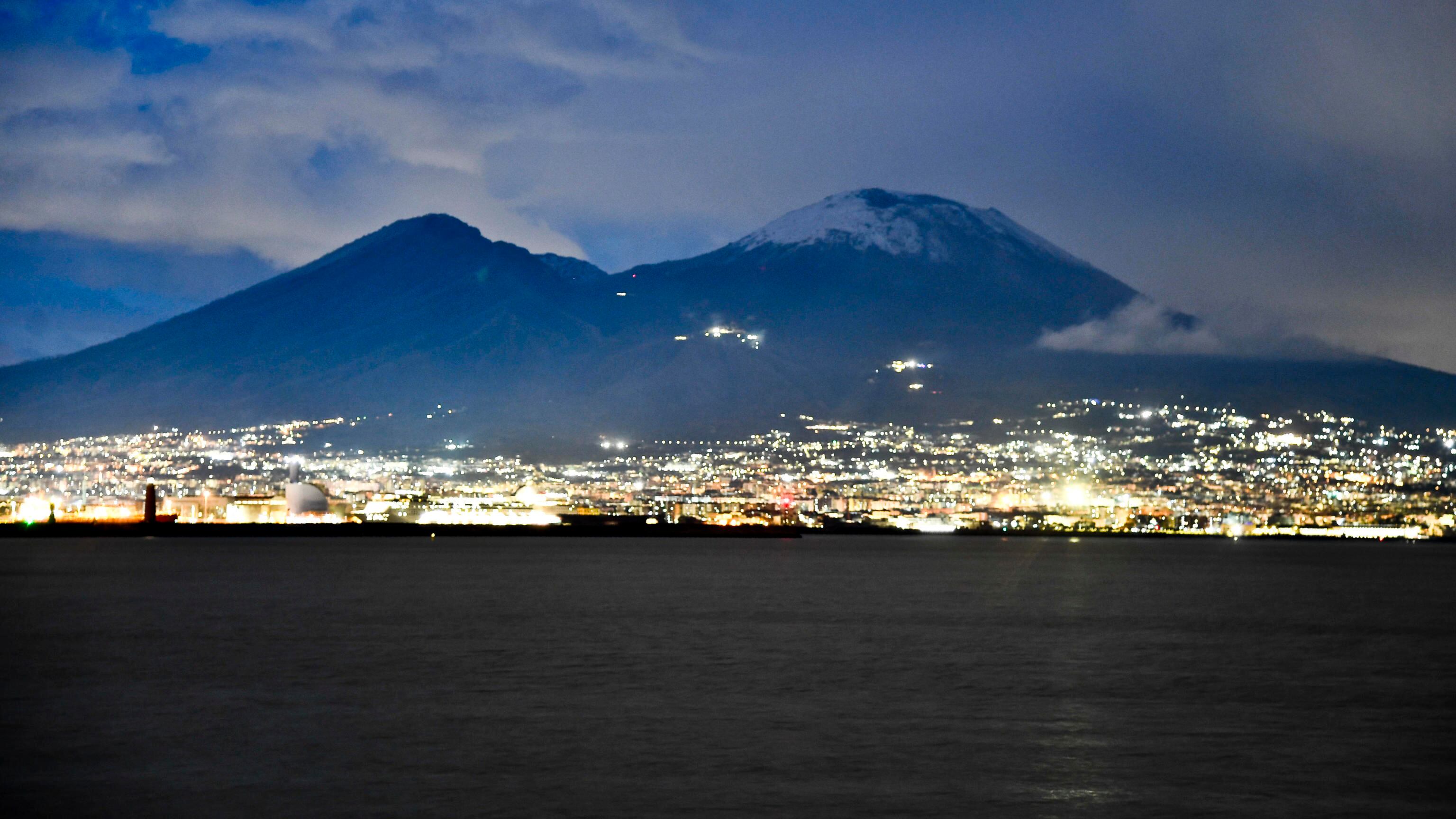 La neve torna a imbiancare il Vesuvio