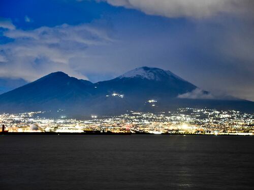 La neve torna a imbiancare il Vesuvio