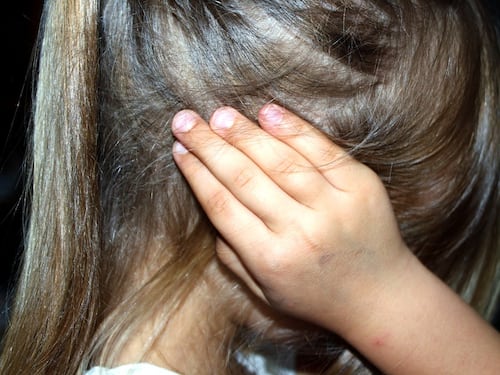 Prende a calci la compagna di classe di 9 anni