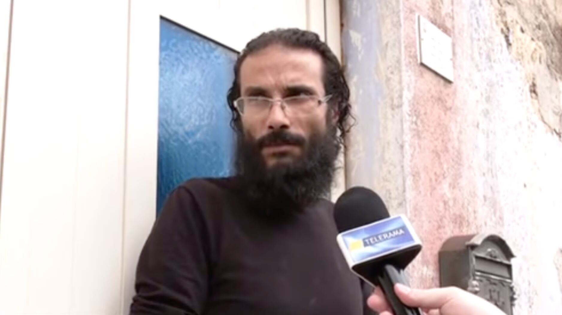 Nuda per strada perché "È figlio di Dio". Un'altra denuncia per il "guru" del Salento