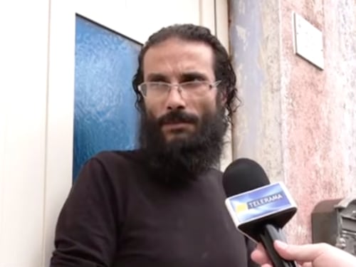 Nuda per strada perché "È figlio di Dio". Un'altra denuncia per il "guru" del Salento