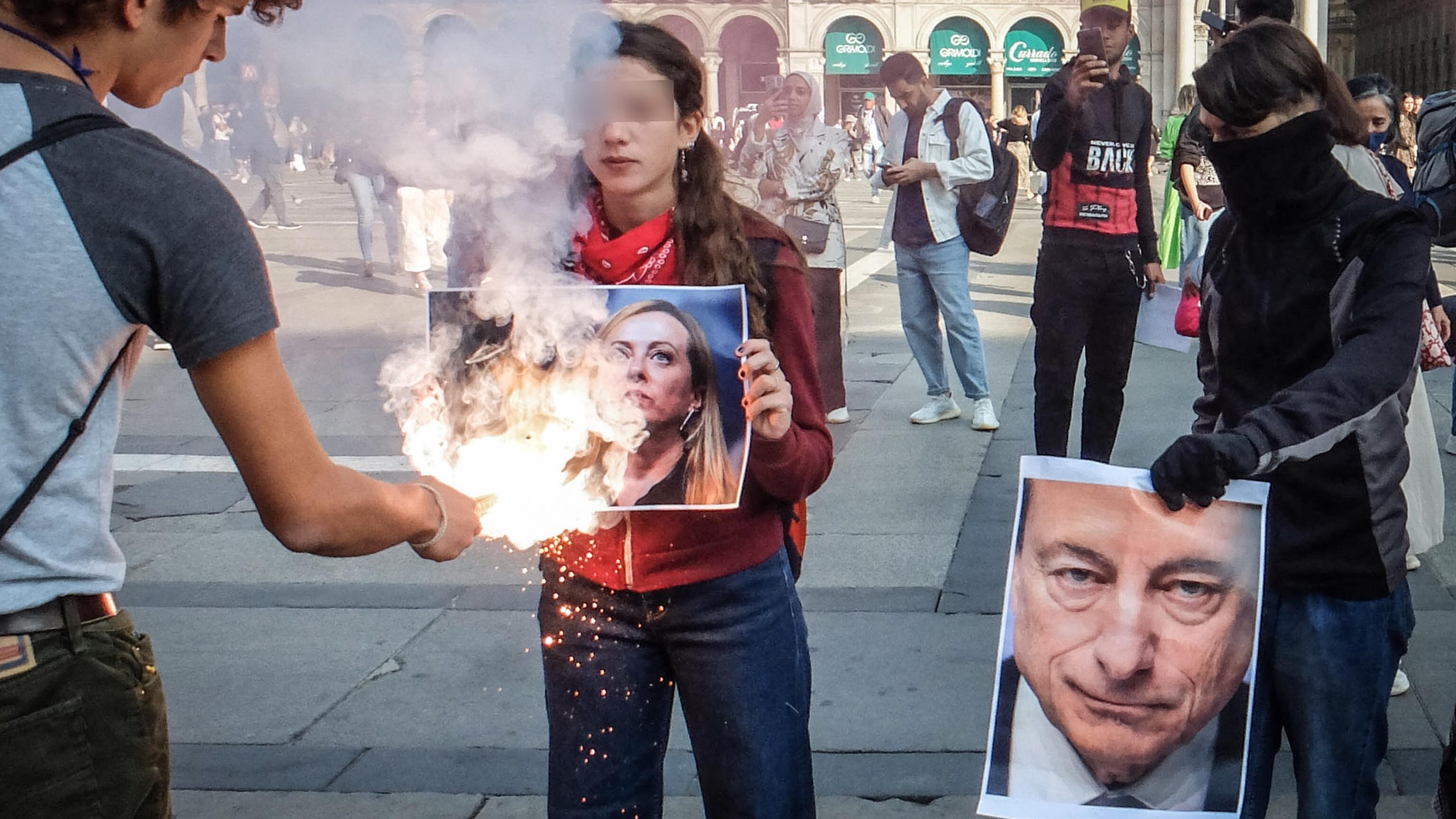 "Non fatevi strumentalizzare". L'allarme della polizia dopo le foto bruciate della Meloni