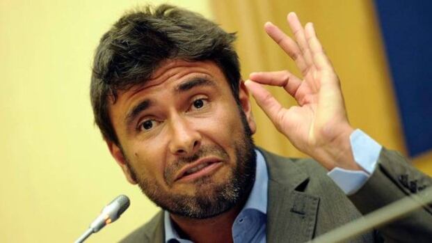 L’ira di Dibba sui giornali: "Sicari dell’informazione". E Mulé replica: "Benito Di Battista.."