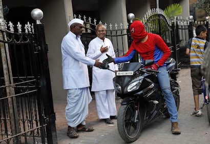 Lo Spiderman indiano a caccia di voti 3