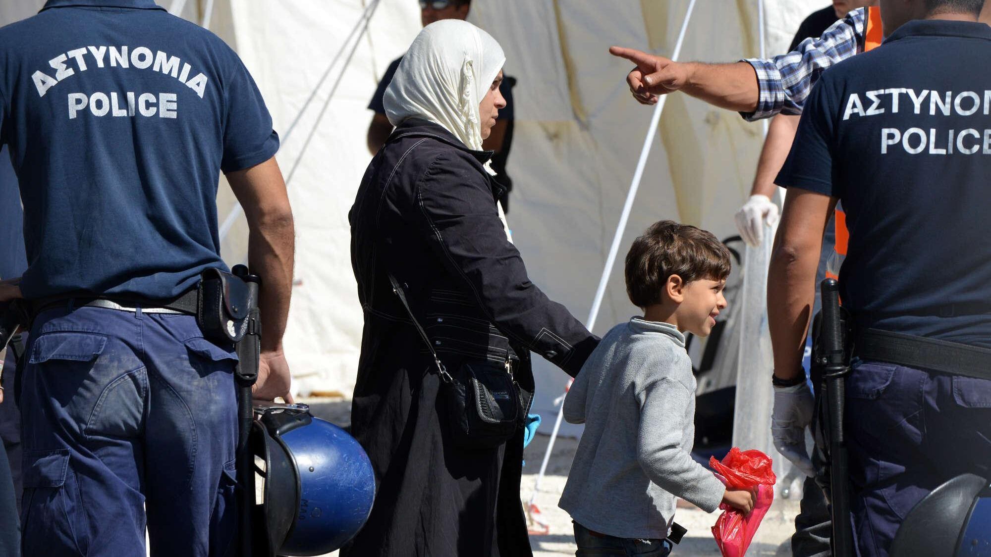 A Cipro sbarcano 345 profughi: pretendono di venire in Italia