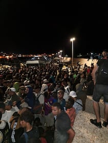 Boom di arrivi a Lampedusa: l’assedio sul molo 6