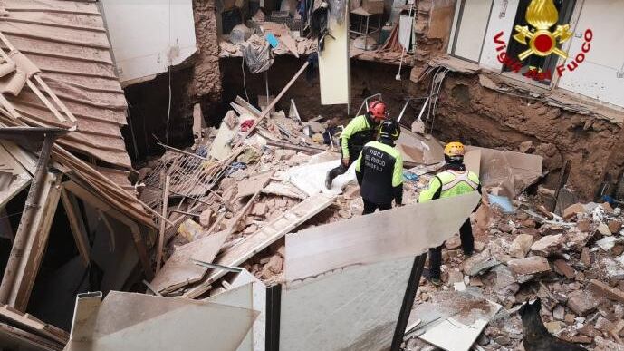 Crolla parte di una palazzina: sfiorata la tragedia a Catania