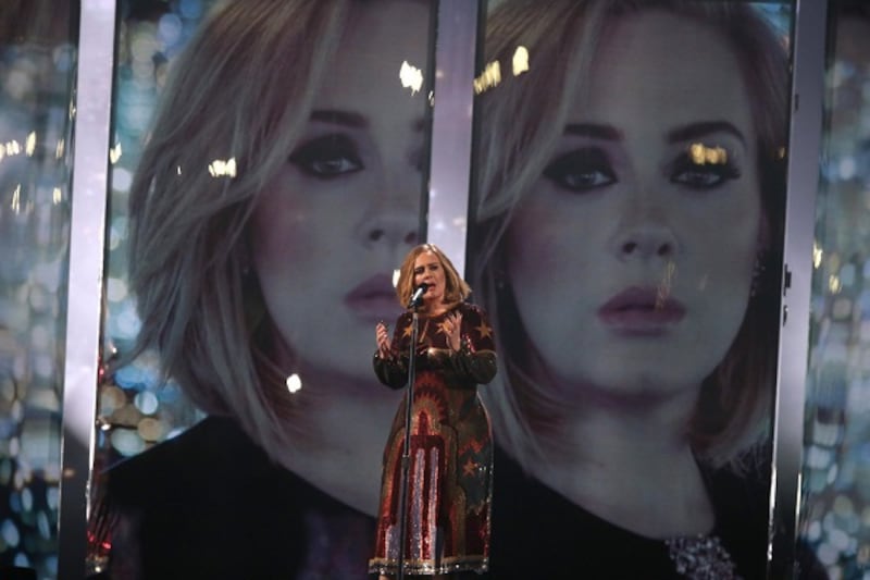 Adele, la regina dei Brit Awards 2016: foto 15